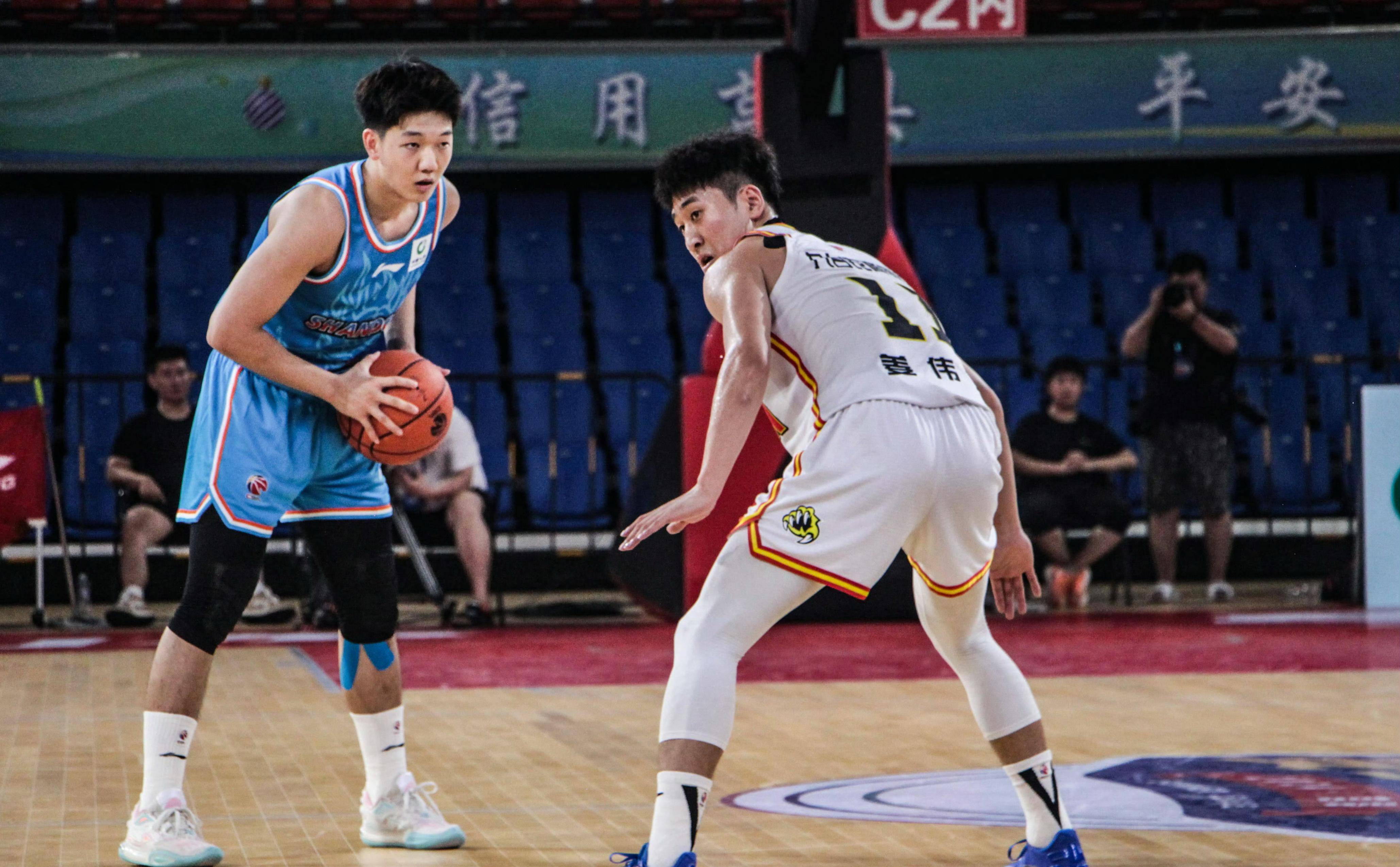 包含集结日山东男篮备战NBA季后赛；主帅复盘细节曝光；震撼外界；控场能力受关注的词条