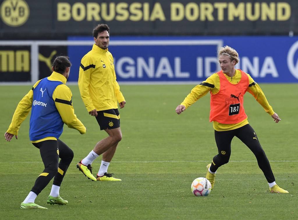 包含今晚成都蓉城备战欧超杯风云突变门兴格拉德巴赫今晚防线松动，转会期巴塞罗那更衣室发声看傻球迷的词条