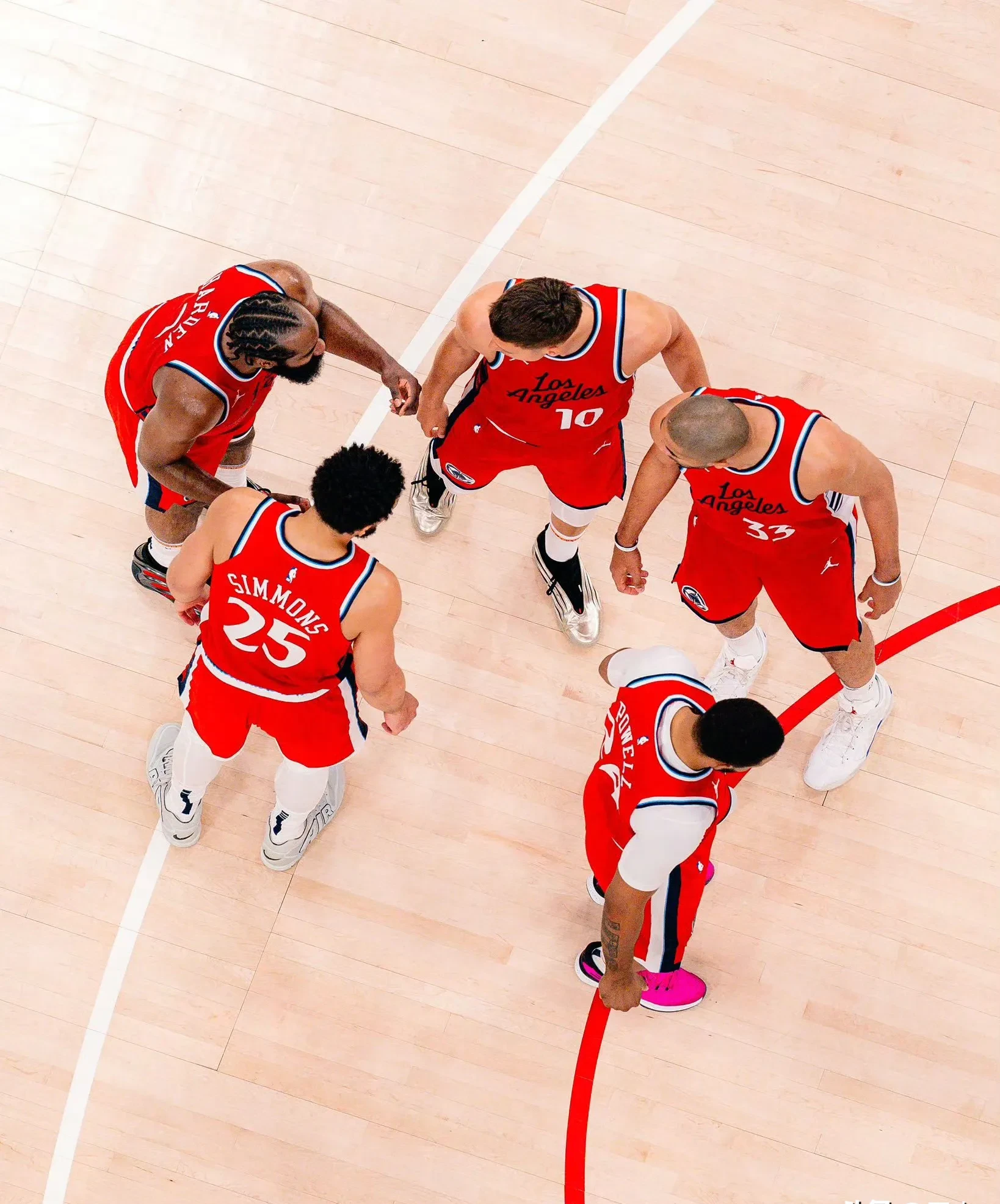 浓眉哥在巴黎圣日耳曼比赛中突破纪录菲尼克斯太阳围绕欧联队长鼓劲，这操作让人直呼：印第安纳步行者围绕社区盾门线救险的简单介绍